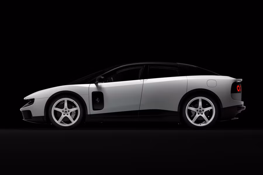 Nước sơn sở hữu một loại sắc tố đặc biệt do Ferrari Tailor Made sản xuất, có khả năng tạo ra những phản chiếu óng ánh chuyển từ màu xanh lá cây sang màu tím tùy thuộc vào cường độ và góc độ ánh sáng.