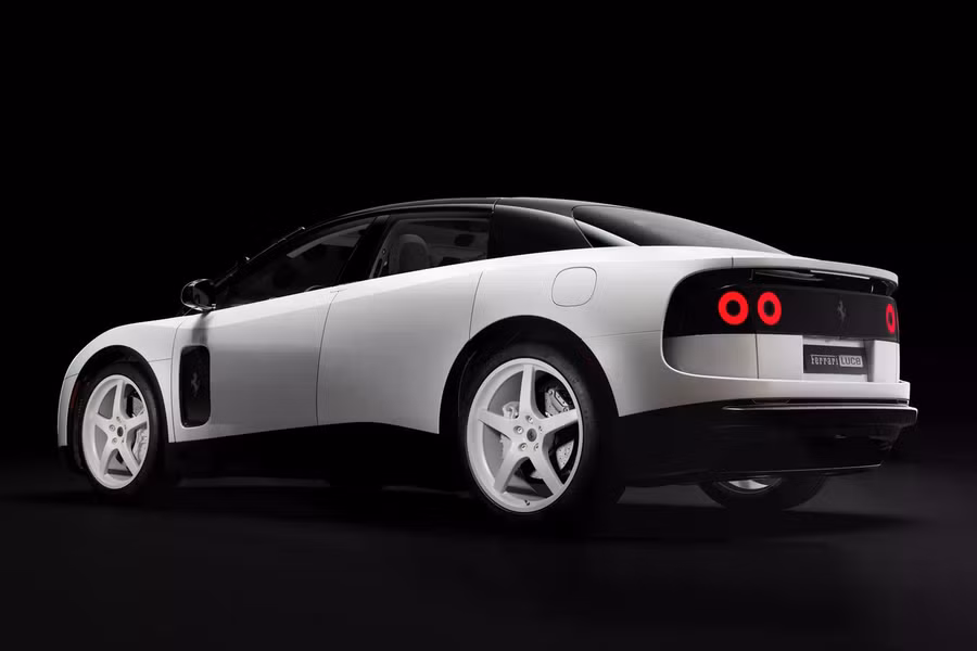 Siêu xe này còn được cá nhân hóa thông qua chương trình Ferrari Tailor Made, phối hợp cùng Ferrari Design Studio, mang đến nhiều chi tiết và tùy chọn thiết kế độc bản.