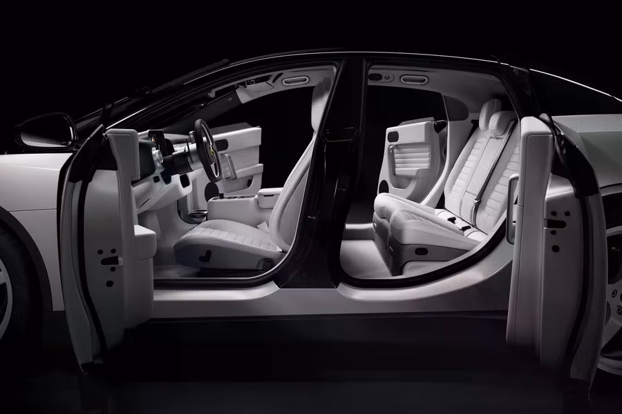 Nội thất của chiếc Ferrari Luce đầu tiên sử dụng da Le Mans màu Perla, một chất liệu độc quyền được phát triển cho chương trình Ferrari Tailor Made và được làm từ những tấm da Thụy Sĩ được lựa chọn kỹ lưỡng.