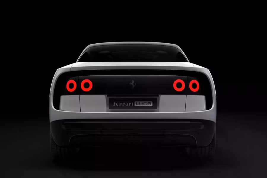 Cụm đèn hậu của mẫu EV này có dạng panel lấy cảm hứng từ các siêu xe Ferrari 360 Modena hay 458 Italia. Cánh gió khí động học phía sau được thiết kế "floating" (nổi).