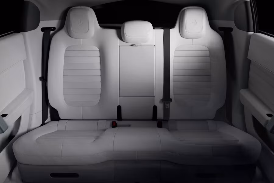 Các chi tiết phụ được hoàn thiện bằng màu xám Grigio Corvara thay vì màu đen truyền thống, tạo nên sự liền mạch về mặt thị giác, củng cố đặc tính tươi sáng của chiếc xe.