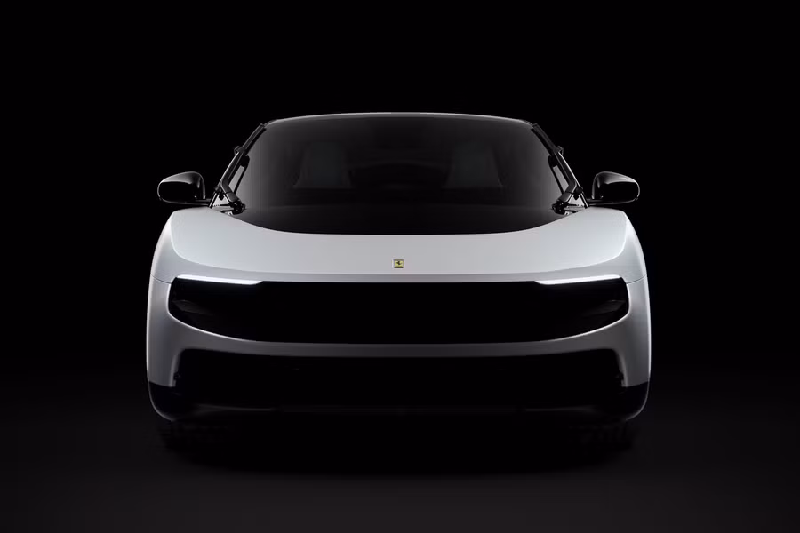 Ngoại thất của siêu xe Ferrari Luce đầu tiên được định hình bởi lớp sơn trắng Madreperla Semi-Gloss độc quyền, giữ được độ sâu và độ bóng của hiệu ứng ngọc trai đồng thời tạo ra sự cân bằng tinh tế giữa bề mặt bóng và nhám.