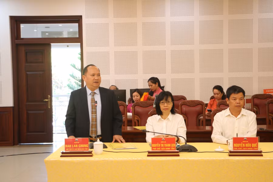 pho-bi-thu-tinh-uy-chu-tich-ubnd-tinh-rah-lan-chung-phat-bieu-giao-nhiem-vu-cho-cac-dong-chi-moi-duoc-dieu-dong-bo-nhiem-quang-tan.jpg
