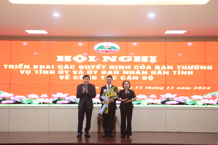 thuong-truc-hdnd-tinh-tang-hoa-chuc-mung-tan-chanh-van-phong-ubnd-tinh.jpg