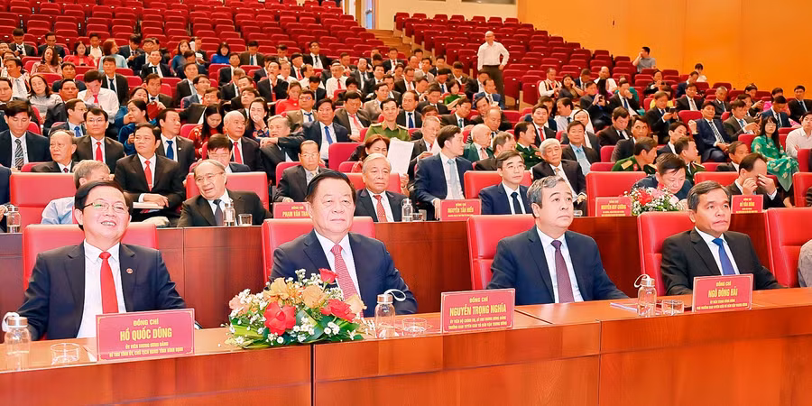 dong-chi-nguyen-trong-nghia-uy-vien-bo-chinh-tri-bi-thu-trung-uong-dang-truong-ban-tuyen-giao-va-dan-van-trung-uong-thu-2-ben-trai-sang-du-va-chi-dao-le-cong-bo.jpg