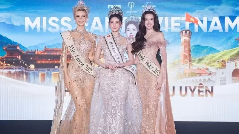 Miss Earth 2025 Natálie Puškinová, Phạm Hoàng Thu Uyên và Miss Earth Water 2025 Trịnh Mỹ Anh. Ảnh: Ban tổ chức