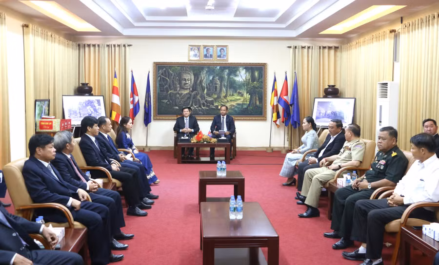 quang-canh-buoi-tham-chuc-tet-tinh-preah-vihaer.jpg