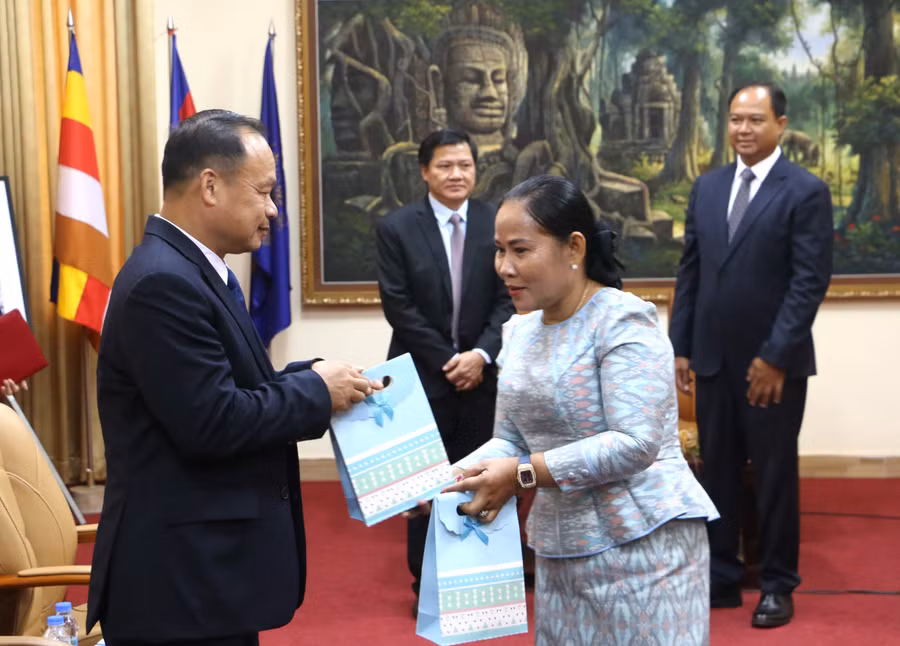 lanh-dao-tinh-preah-vihear-tang-qua-luu-niem-cho-pho-chu-tich-ubnd-tinh-gia-lai-duong-mah-tiep.jpg