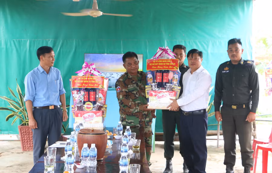 bo-chi-huy-quan-su-tinh-gia-lai-cung-co-cac-mon-qua-tang-doi-k52-va-luc-luong-bao-ve-cua-nuoc-ban-anh-qt.jpg