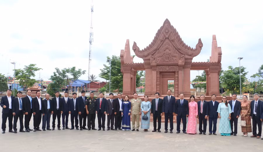 doan-lanh-dao-cap-cao-tinh-gia-lai-chup-hinh-luu-niem-voi-lanh-dao-tinh-preah-vihear.jpg