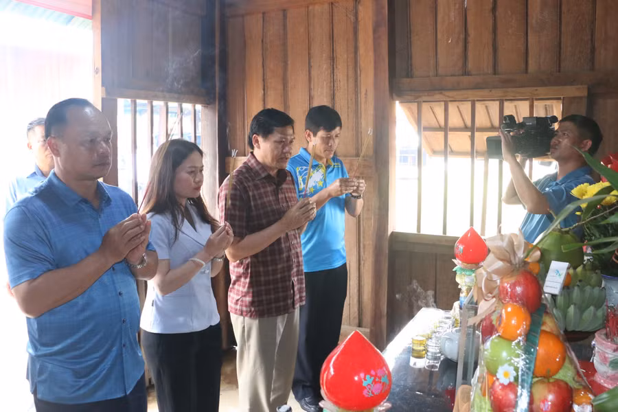 doan-da-den-dang-nhung-nen-huong-thom-len-anh-linh-cac-anh-hung-liet-si-quan-tinh-nguyen-va-chuyen-gia-viet-nam-hy-sinh-trong-cac-thoi-ky-chien-tranh-vua-duoc-tim-kiem-quy-tap-anh-qt.jpg