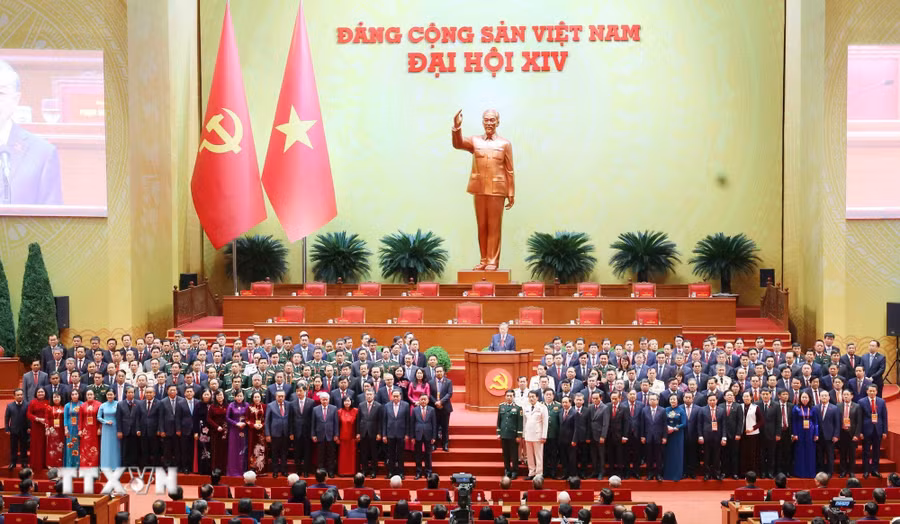 Ban Chấp hành Trung ương Đảng khóa XIV ra mắt Đại hội. Ảnh: TTXVN