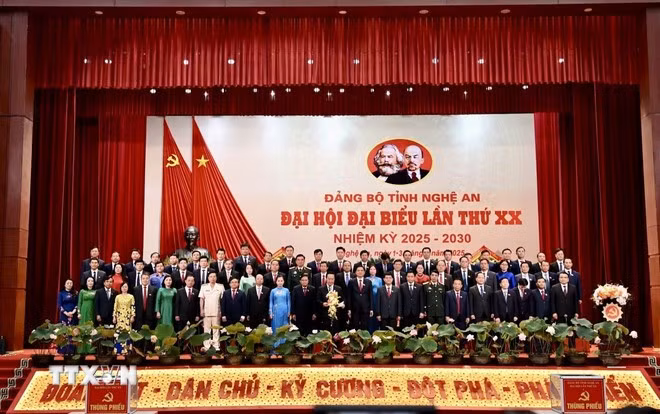 Ban Chấp hành Đảng bộ tỉnh Nghệ An khóa XX, nhiệm kỳ 2025-2030 ra mắt Đại hội. (Ảnh: Bích Huệ/TTXVN)
