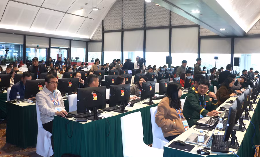 trung-tam-duoc-trang-bi-day-du-may-moc-thiet-bi-duong-truyen-internet-toc-do-cao-de-phong-vien-tac-nghiep.jpg