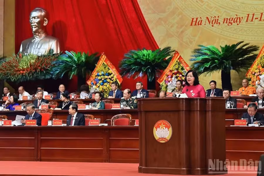 Chủ tịch Ủy ban Trung ương Mặt trận Tổ quốc Việt Nam Bùi Thị Minh Hoài đọc diễn văn khai mạc Đại hội.