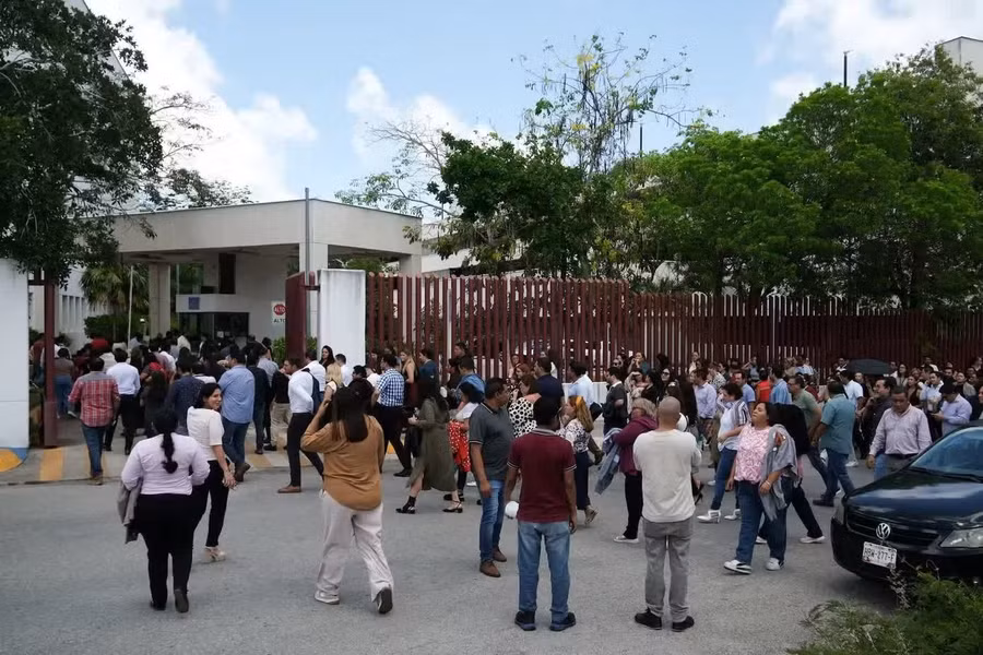 Người dân trở về nơi làm việc sau khi sơ tán ở Cancun. Ảnh: Reuters