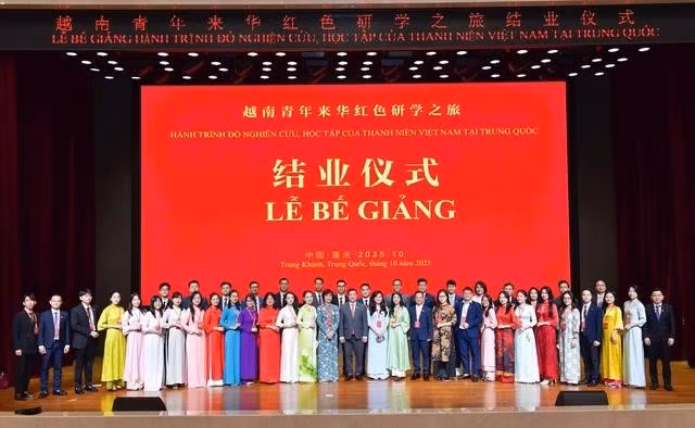 Lễ bế giảng “Hành trình đỏ nghiên cứu học tập của thanh niên Việt Nam tại Trung Quốc” tổ chức tại TP.Trùng Khánh, Trung Quốc tháng 10-2025. Ảnh: VUFO
