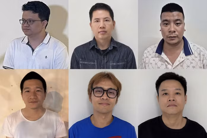Bị can Nguyễn Hải Bình (bên trái, phía trên) và 5 bị can khác tại cơ quan điều tra. Ảnh: Bộ Công an