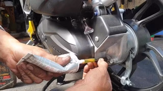 Dầu hộp số trên xe tay ga cần được thay định kỳ sau 4.000 - 5.000 km