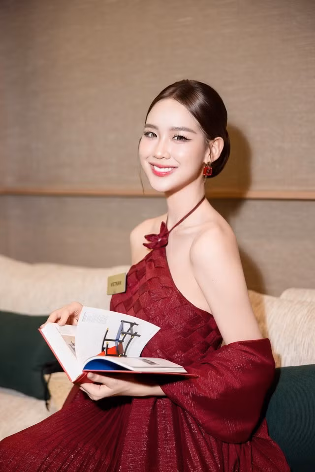 Ngoài chiều cao nổi bật, cô được đánh giá cao bởi vốn tiếng Anh và sự tự tin khi giao tiếp. Ảnh: NVCC