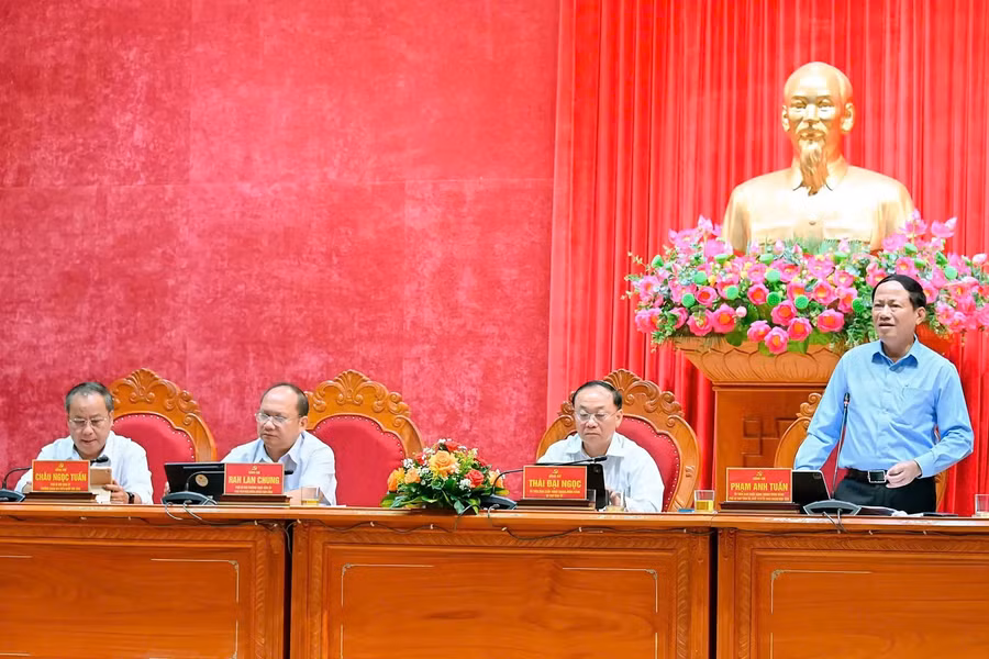 chu-tich-ubnd-tinh-pham-anh-tuan-dieu-hanh-thao-luan-tai-hoi-nghi.jpg