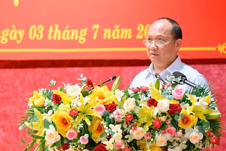 pho-bi-thu-thuong-truc-tinh-uy-rah-lan-chung-bao-cao-tai-hoi-nghi-duc-thuy.jpg