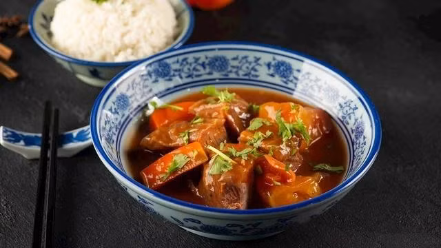 Bò kho là món ăn phổ biến của Việt Nam, có thể ăn riêng hoặc ăn kèm với bánh mì. Món này cũng có thể ăn kèm với bún và nhiều loại rau thơm tươi