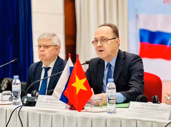 Đại sứ Nga tại Việt Nam Gennady Stepanovich Bezdetko (phải) phát biểu trong cuộc gặp gỡ báo chí ngày 29/12. Ảnh: TTXVN
