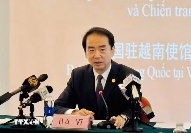 Đại sứ Trung Quốc tại Việt Nam Hà Vĩ trả lời phỏng vấn. Ảnh: Việt Đức/TTXVN