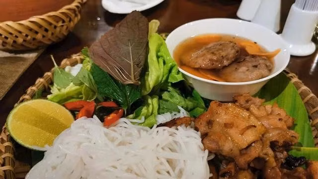 Bún chả là món ăn gồm thịt heo và bún, gắn liền mật thiết với Hà Nội, nơi được cho là nguồn gốc của món ăn này. Không có nhiều thông tin về lịch sử hay nguồn gốc, nhưng nó đã được quốc tế biết đến vào năm 2016 khi được giới thiệu trên chương trình Parts Unknown - trong đó người dẫn chương trình Anthony Bourdain đã thưởng thức bún chả cùng với cựu tổng thống Barack Obama