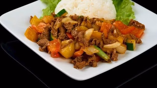 Món bò lúc lắc có nguyên liệu chính gồm thịt bò đã được ướp gia vị, được áp chảo nhanh trước khi bày lên trên rau cải xoong và cà chua lát. Các loại topping khác có thể bao gồm hành muối, và nước chấm tương tự như nước sốt giấm chanh có thể được rưới lên thịt hoặc dùng kèm