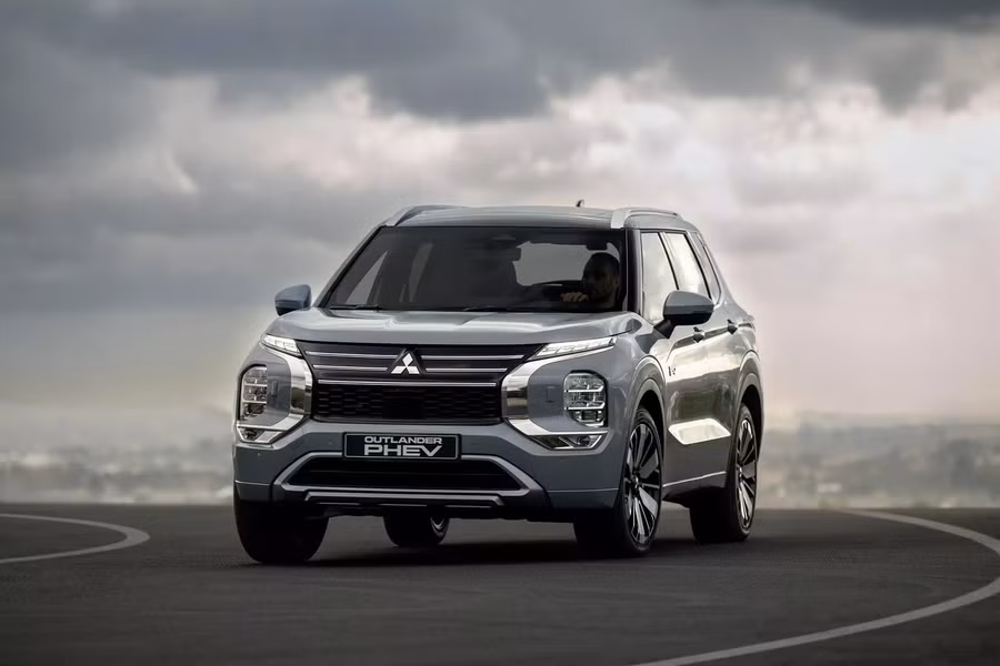Mitsubishi Outlander đã ra mắt thế hệ thứ tư với thiết kế mới, công nghệ hiện đại hơn và có tùy chọn hybrid (PHEV) ở thị trường quốc tế nhưng mẫu ở Việt Nam vẫn là đời cũ.