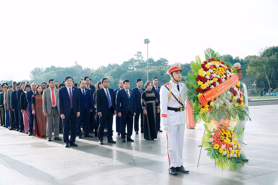cac-dai-bieu-dang-hoa-truoc-tuong-dai-bac-ho-voi-cac-dan-toc-tay-nguyen-tai-quang-truong-dai-doan-ket-dt.jpg