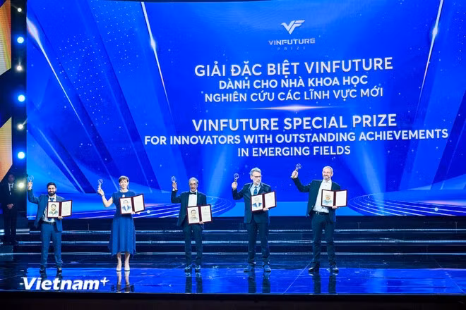 Giải Đặc biệt VinFuture 2025 dành cho Nhà khoa học nghiên cứu các lĩnh vực mới đã vinh danh 5 nhà khoa học vì những đổi mới trong phát triển các loại cây trồng lai có khả năng tự nhân giống. (Ảnh: Minh Sơn/Vietnam+)