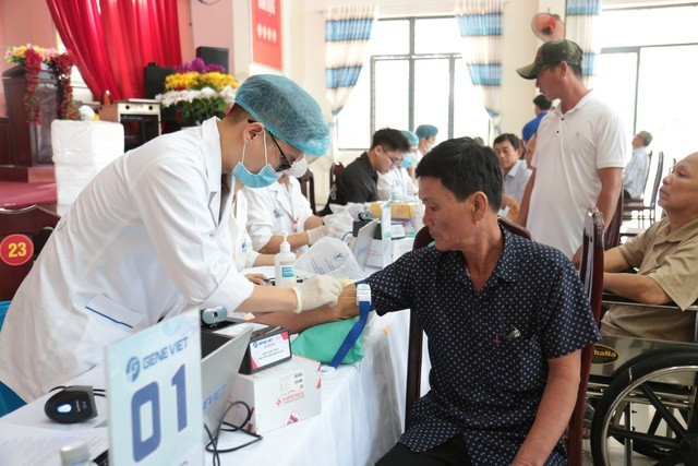 Dù cuộc sống mưu sinh nhiều vất vả nhưng chị Thủy (cháu bà Lệ) luôn vững lòng chăm sóc, phụng dưỡng bà đến cuối đời. Ảnh: BẮC BÌNH