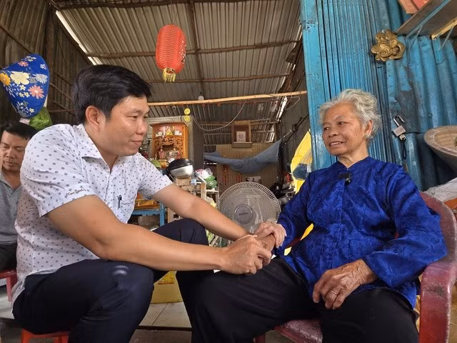 Ông Nguyễn Quốc Hùng, Chủ tịch UBND xã Mỹ Yên, đã tìm đến căn nhà thuê mà bà Lệ đang ở và ân cần thăm hỏi. Ảnh: BẮC BÌNH