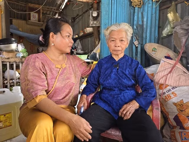 Dù cuộc sống mưu sinh nhiều vất vả nhưng chị Thủy (cháu bà Lệ) luôn vững lòng chăm sóc, phụng dưỡng bà đến cuối đời. Ảnh: BẮC BÌNH