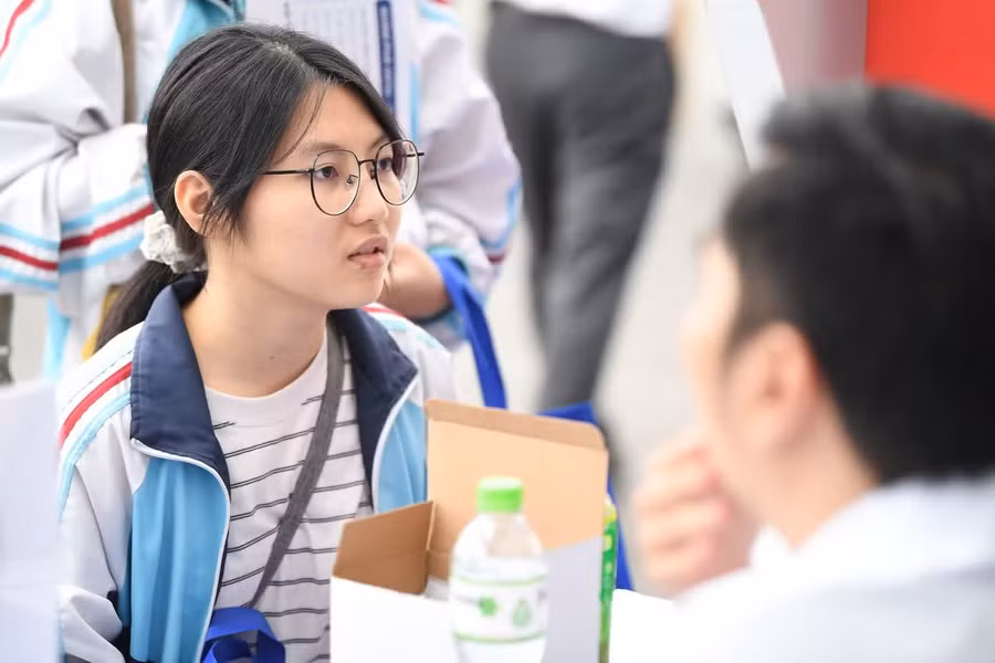 Thí sinh tìm hiểu thông tin tuyển sinh đại học 2026. Ảnh: Dương Triều