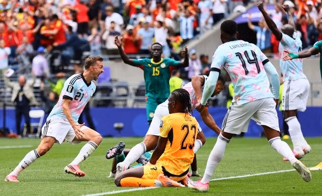 ...trước khi Tielemans gỡ hòa 2-2 chỉ 3 phút sau. Ảnh: Reuters