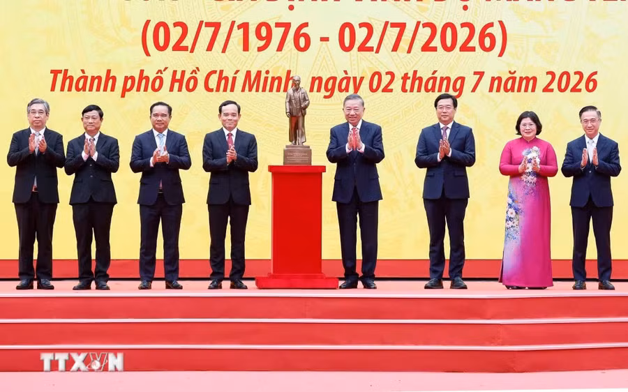 Tổng Bí thư, Chủ tịch nước Tô Lâm (thứ 4 từ phải sang) trao bức tượng Chủ tịch Hồ Chí Minh tặng Đảng bộ, chính quyền và nhân dân TP. Hồ Chí Minh. Ảnh: Thống Nhất/TTXVN