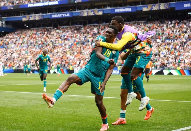 trước khi Ismaila Sarr nhân đôi cách biệt 2-0 cho Senegal trước Bỉ. Ảnh: Reuters