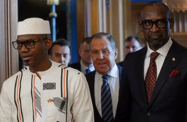 Bộ trưởng Quốc phòng Mali Sadio Camara (trái) cùng Ngoại trưởng Abdoulaye Diop (phải) trong chuyến thăm Moscow hồi tháng 2.2024. Ảnh: REUTERS