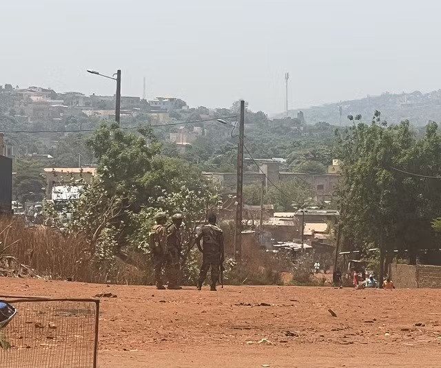 Binh sĩ Mali tuần tra vào ngày 26.4 sau vụ tấn công tại căn cứ quân sự chính Kati ở ngoại ô Bamako. Ảnh: REUTERS