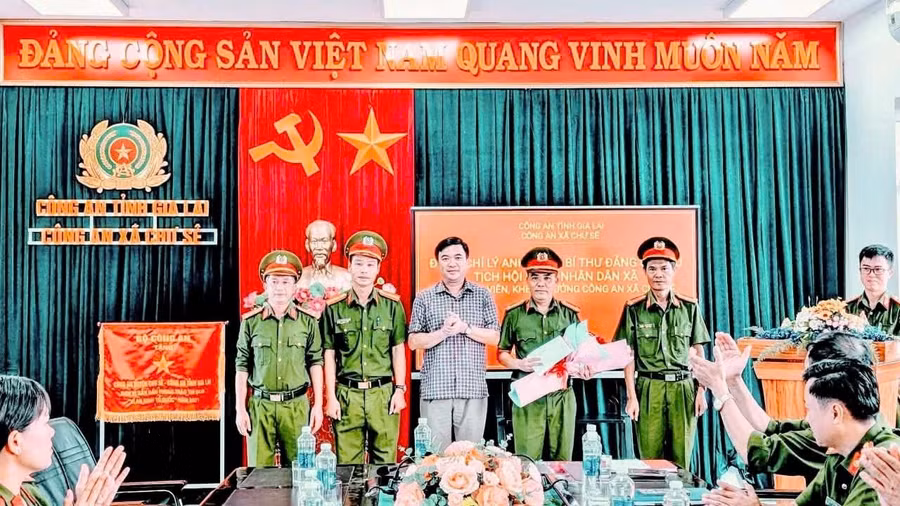bi-thu-dang-uy-xa-ly-anh-sang-da-trao-thuong-cho-to-canh-sat-phong-chong-toi-pham-xa.jpg