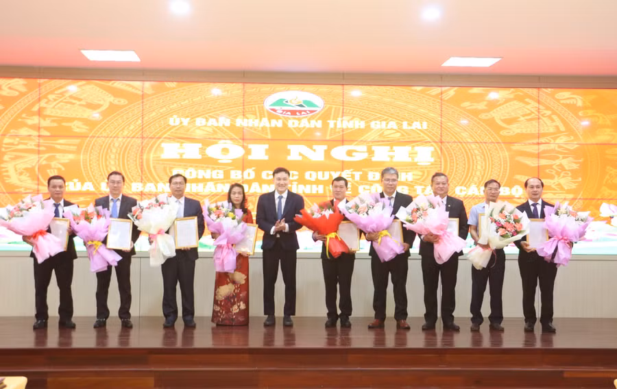uy-vien-ban-thuong-vu-tinh-uy-pho-chu-tich-ubnd-tinh-nguyen-tuan-anh-trao-quyet-dinh-va-tang-hoa-chuc-mung-pho-giam-doc-cac-so-nganh-vua-duoc-bo-nhiem.jpg