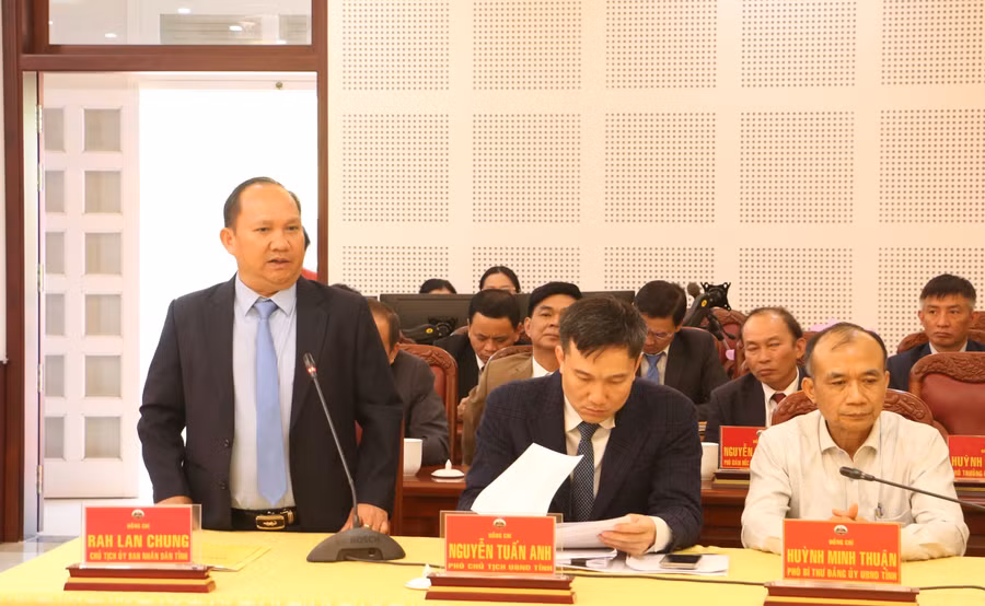chu-tich-ubnd-tinh-phat-bieu-giao-nhiem-vu-cac-dong-chi-vua-duoc-bo-nhiem-quang-tan.jpg
