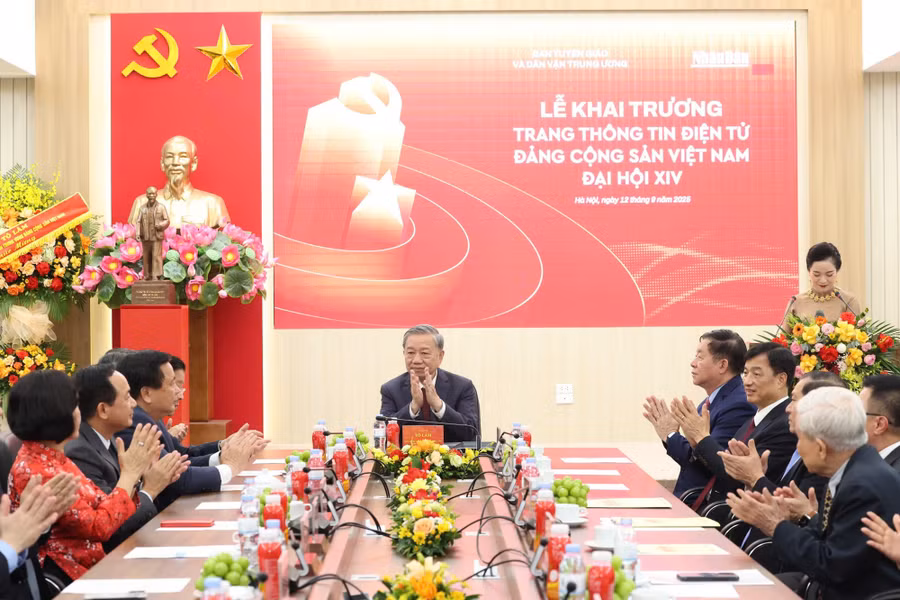 Tổng Bí thư Tô Lâm cùng các đồng chí lãnh đạo Đảng, Nhà nước tới dự Lễ ra mắt Trang thông tin điện tử chuyên đề "Đảng Cộng sản Việt Nam-Đại hội XIV." (Ảnh: Mạnh Nguyễn/Vietnam+)