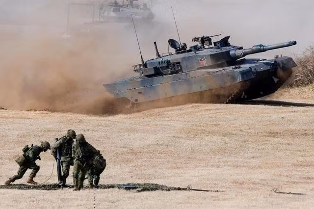 Xe tăng Type 10 trong cuộc tập trận hồi tháng 1 ở Funabashi, phía đông Tokyo. Ảnh: REUTERS