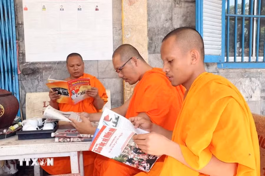 Nhờ tiết kiệm được thời gian làm thủ tục hành chính, các học viên có thêm thời gian nghiên cứu tài liệu, báo chí để chuẩn bị tốt nhất cho ngày bầu cử. Ảnh: Trung Kiên/TTXVN