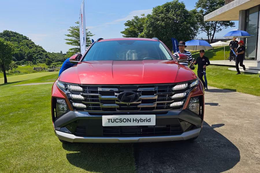 Tucson Hybrid sẽ cạnh tranh với các đối thủ như Honda CR-V e:HEV (giá 1,17-1,25 tỷ đồng) và Kia Sportage HEV (999-1.099 triệu đồng).